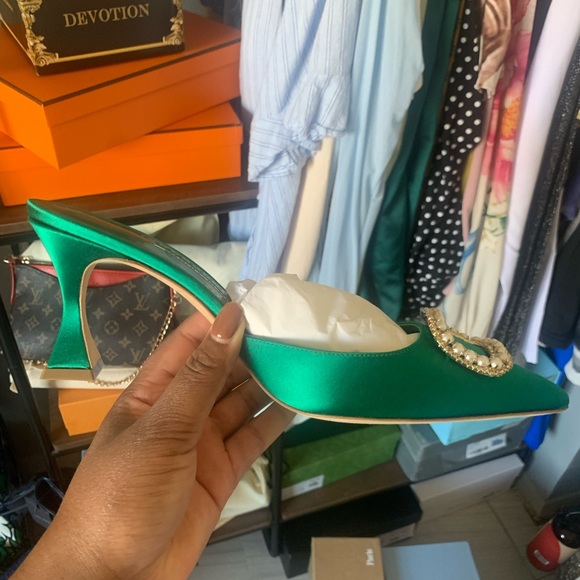 MANOLO BLAHNIK
Satin Fabetamu 70 Mule in Green worn once - Picture 3 of 7